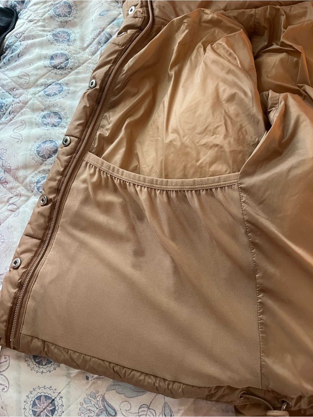 ALO Yoga Cropped Tan Puffer Jacket - Picture 6 of 8